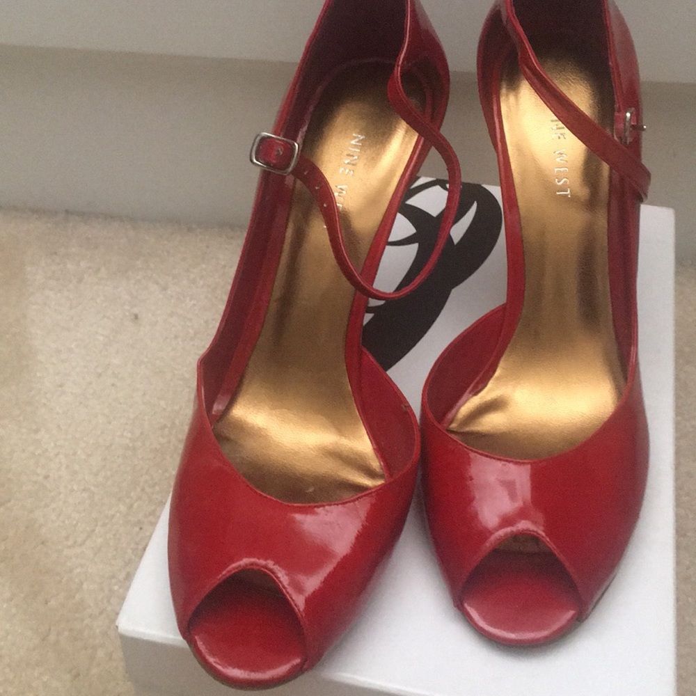 Nine West size 8 peep toe pumps.